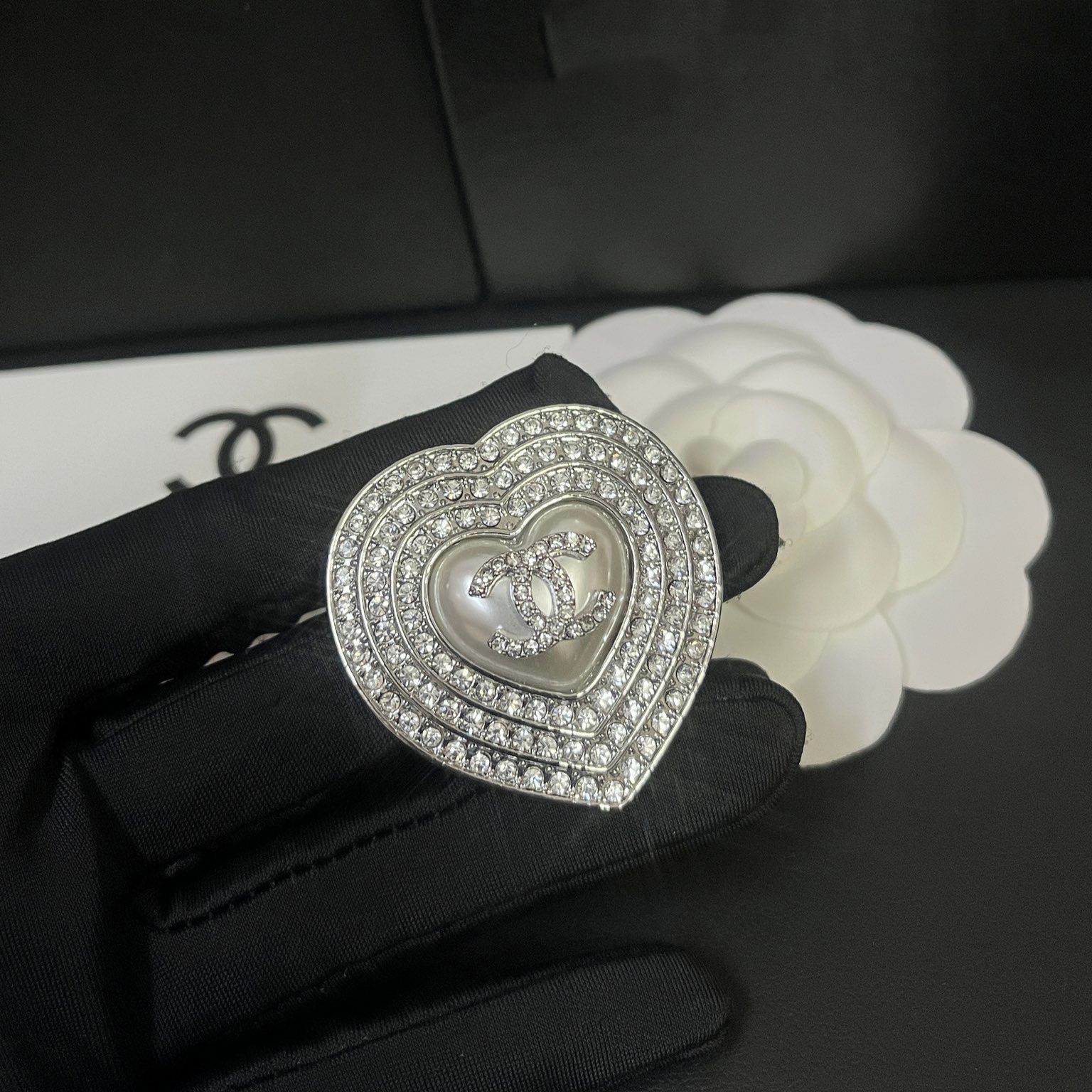 Fashionable Rhinestone Luxury Accessory Brooch