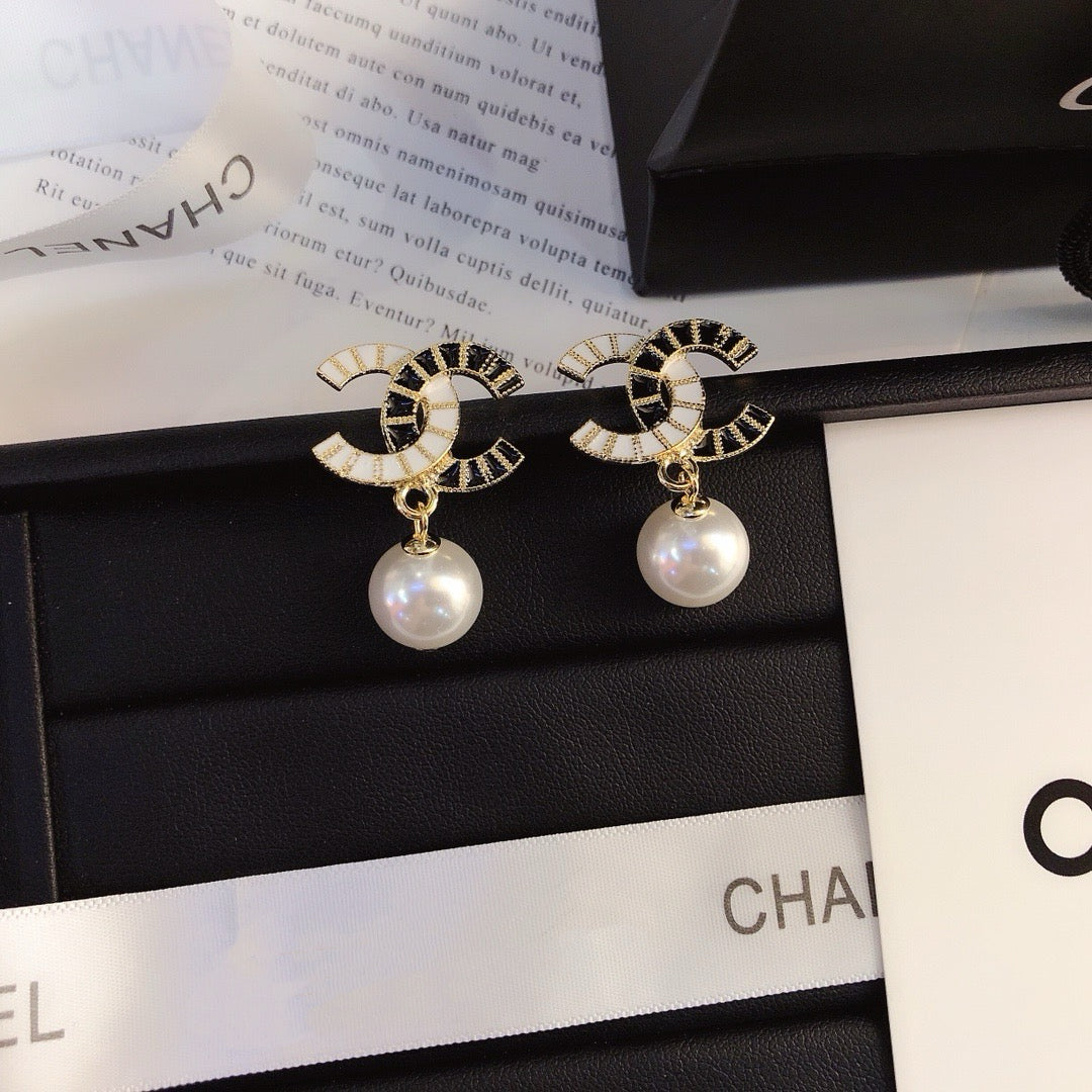 Ladies New Pearl Earrings