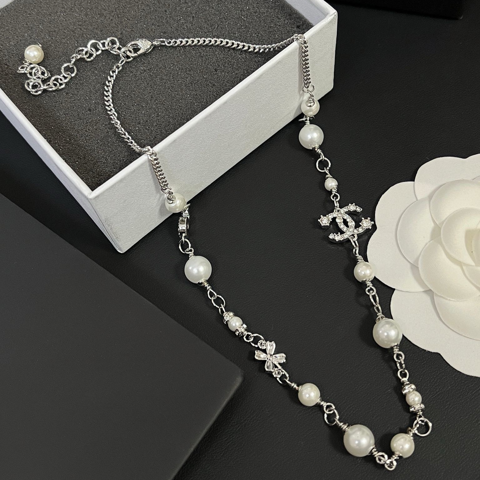 Ladies High-end Exquisite Pearl Necklace