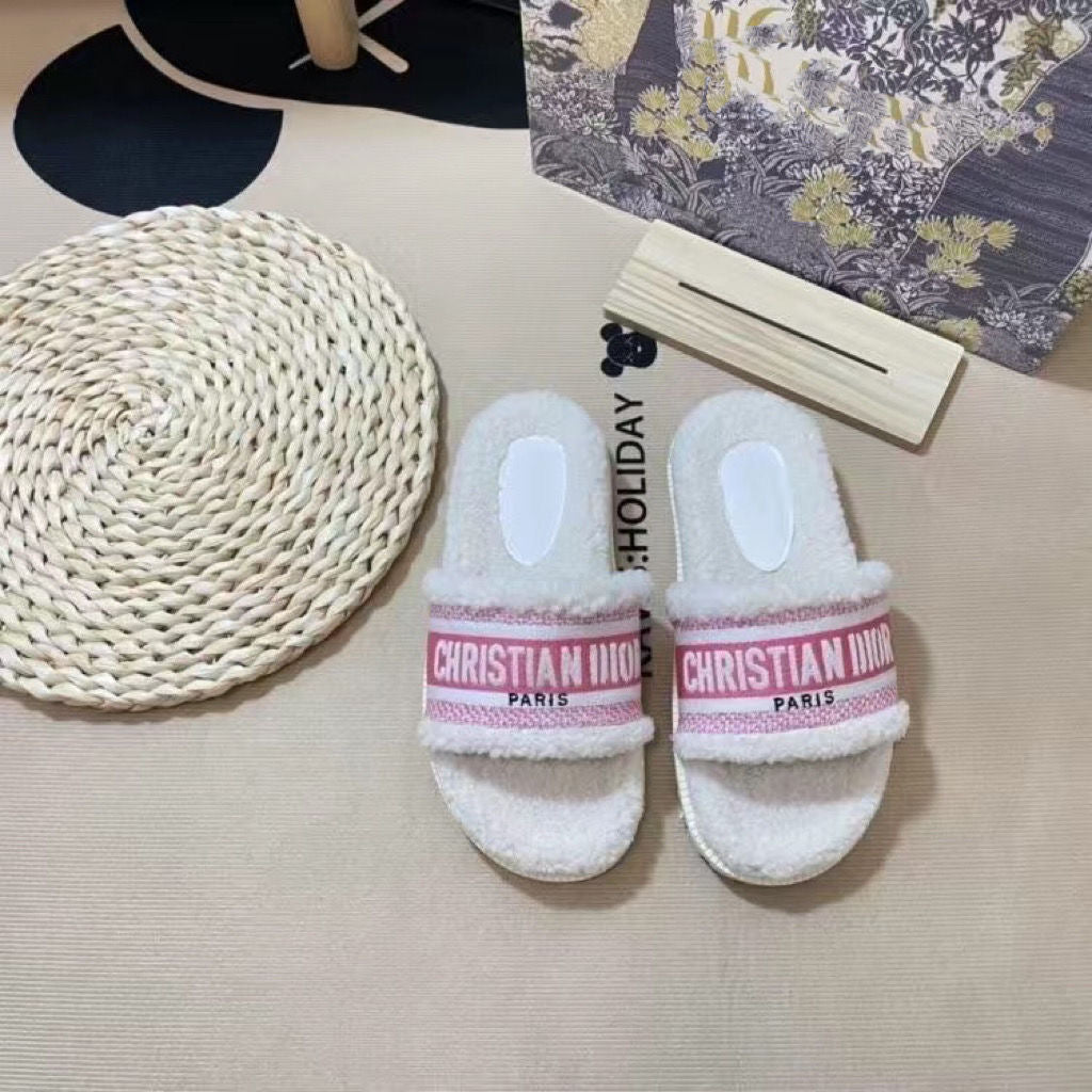 Ladies New Embroidered Fur Slippers