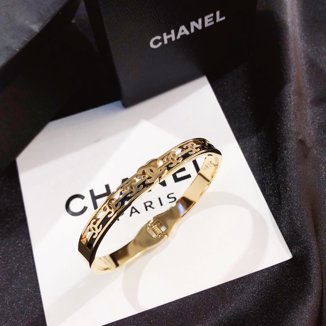 Women‘s Fashion High-End Letter Bracelet