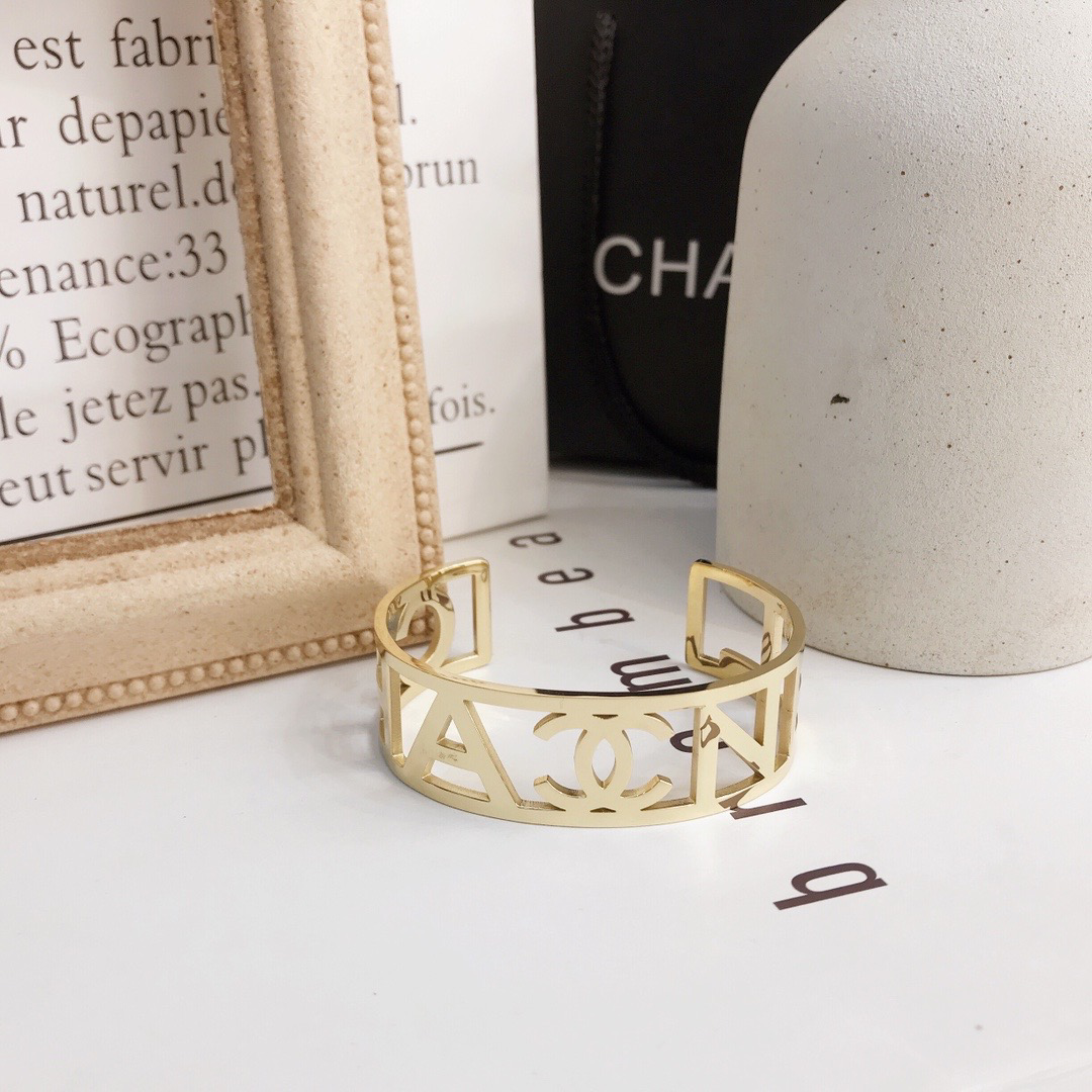 Women‘s Fashion High-End Letter Bracelet